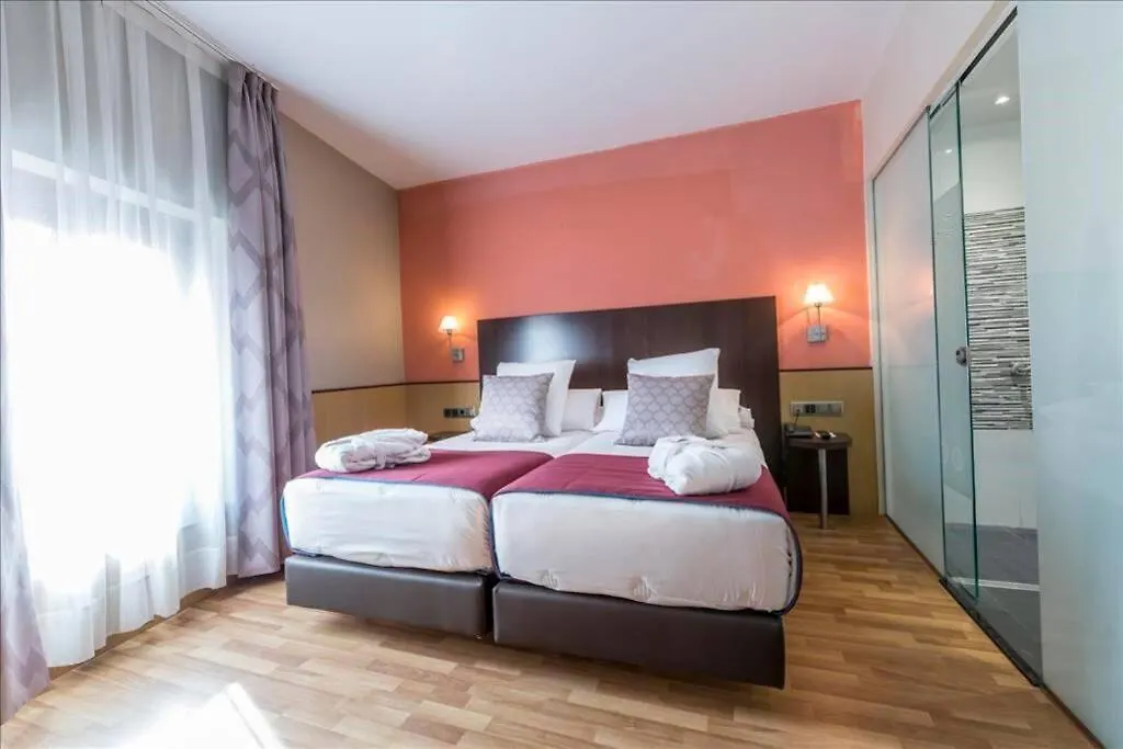 Habitacion Con Dos Camas En Hotel Ronda Lesseps 0*, Barcelona Spain